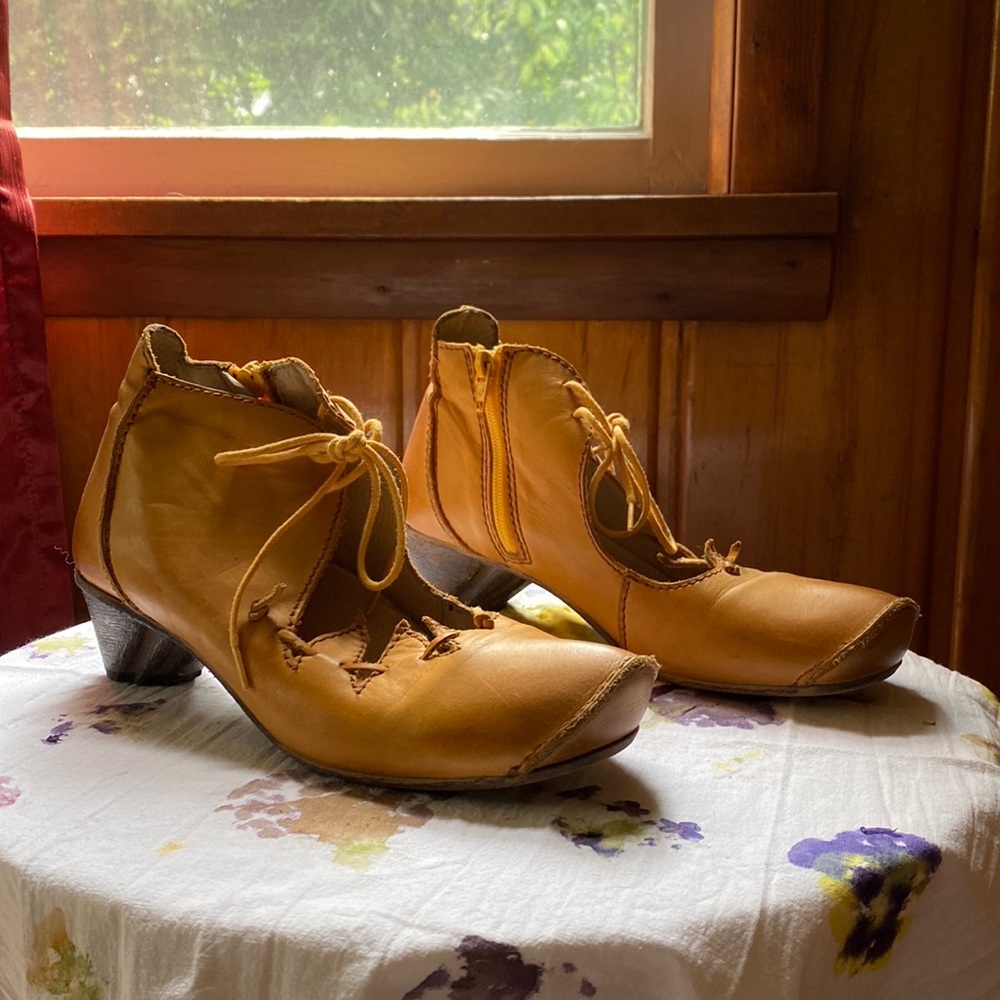 Rovers court shoes